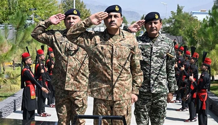 Army chief pledges steadfast support to KP police LEAs in Wana visit
